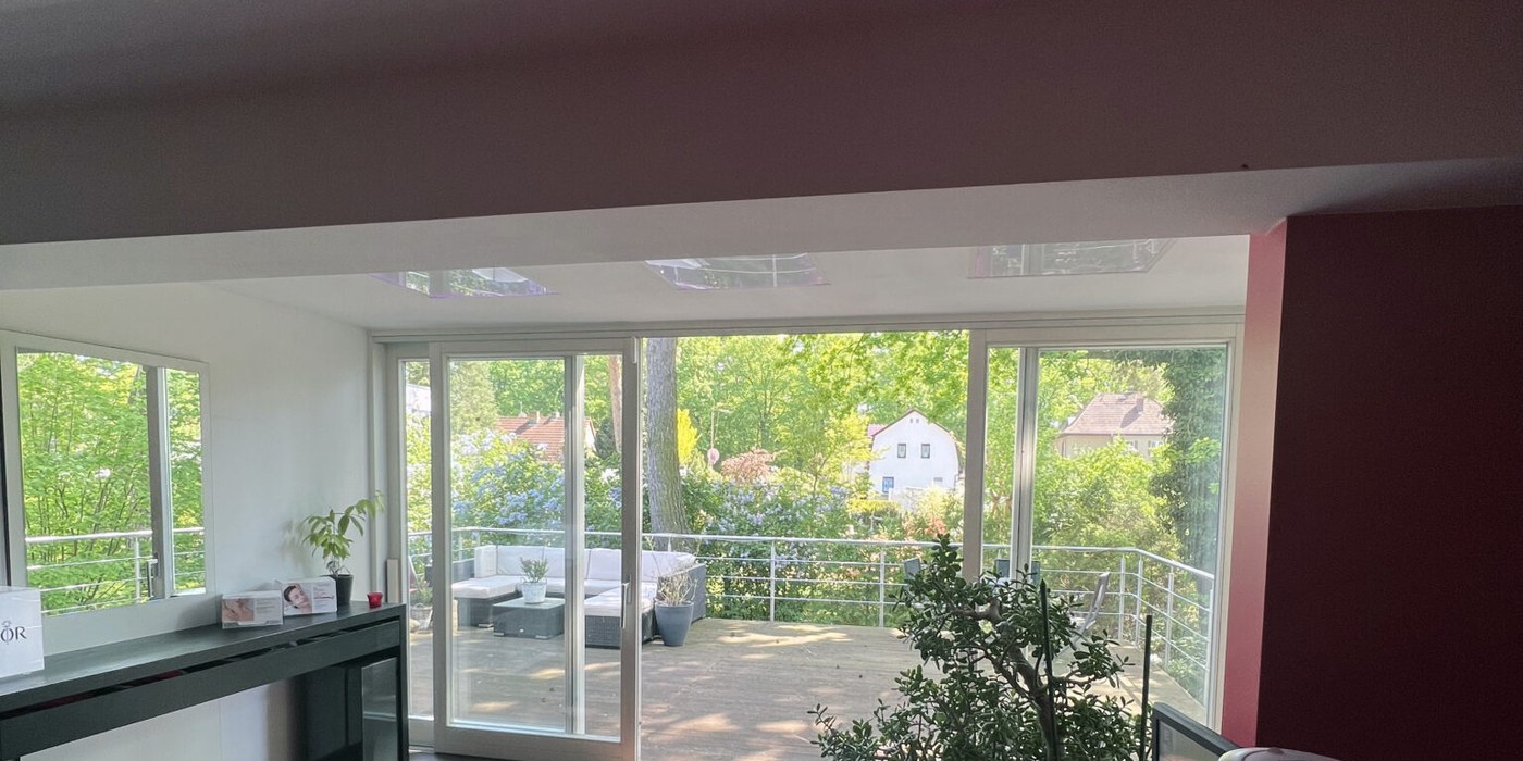 Behandlungsraum mit Blick auf die Terrasse