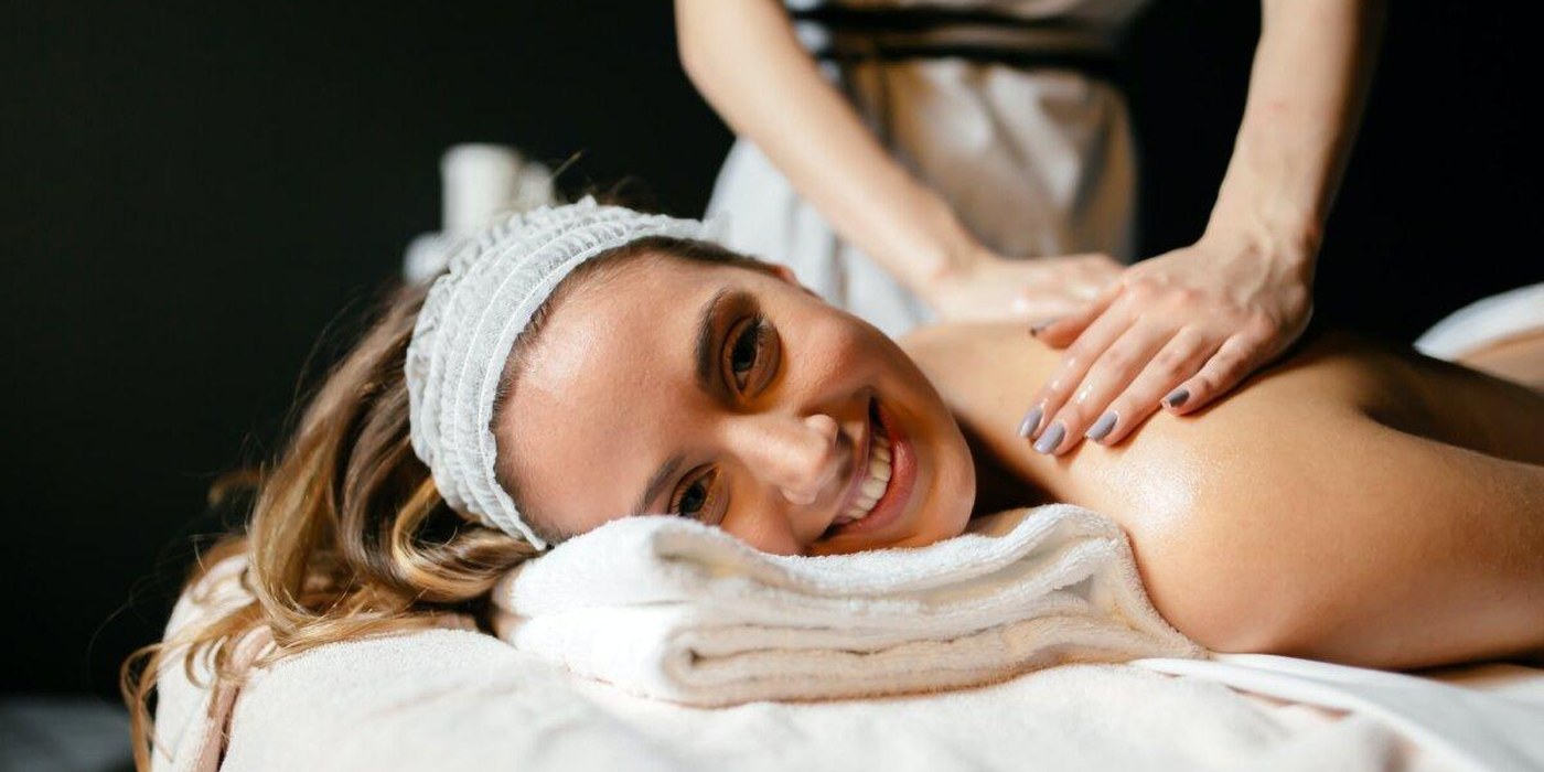 Frau entspannt bei einer Rückenmassage